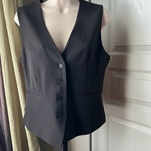 NWT H&M fitted vest iV-neck, buttons at front, and welt front pockets. size S